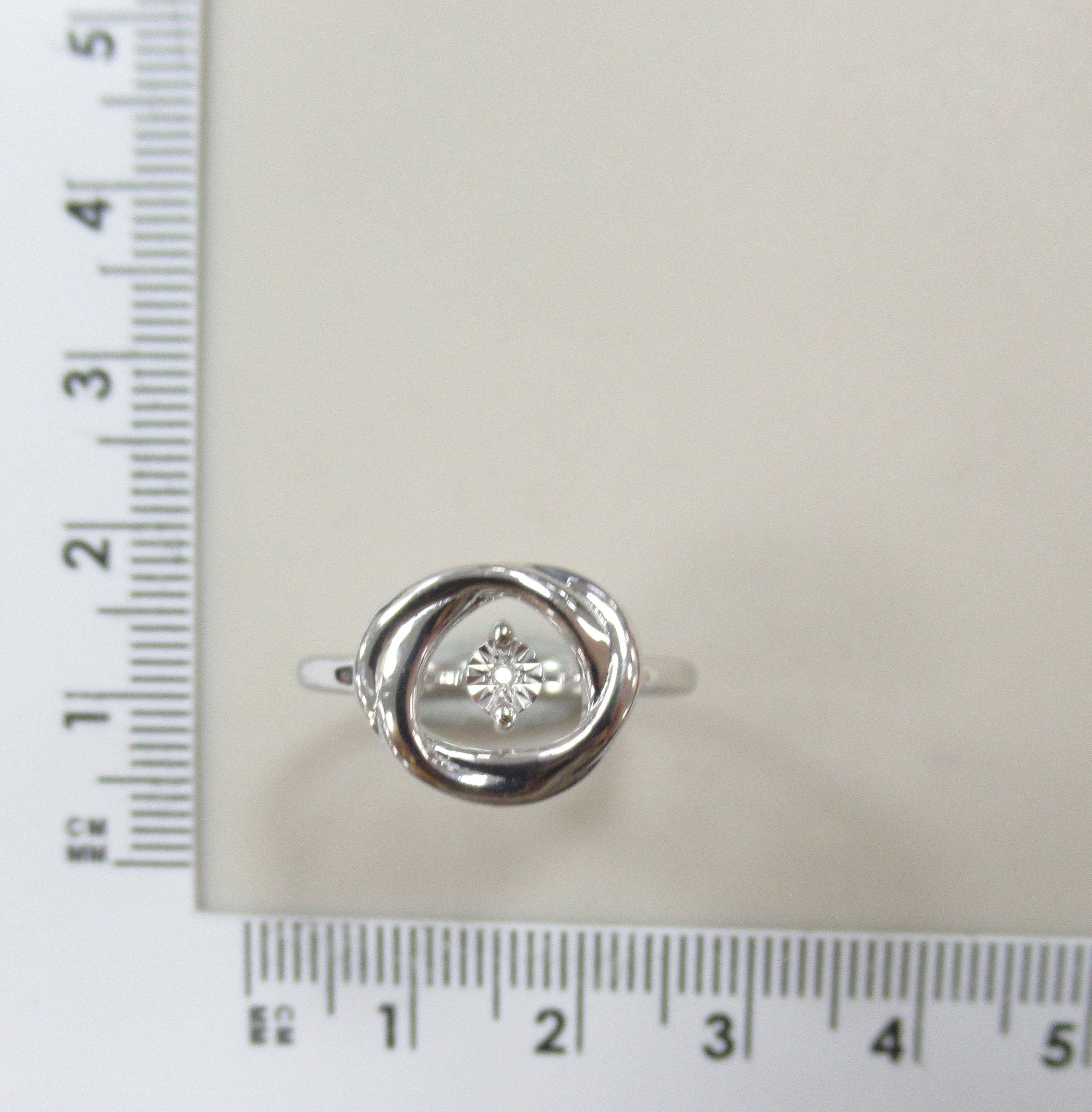 Серебряное кольцо с бриллиантом "Танцующий камень"